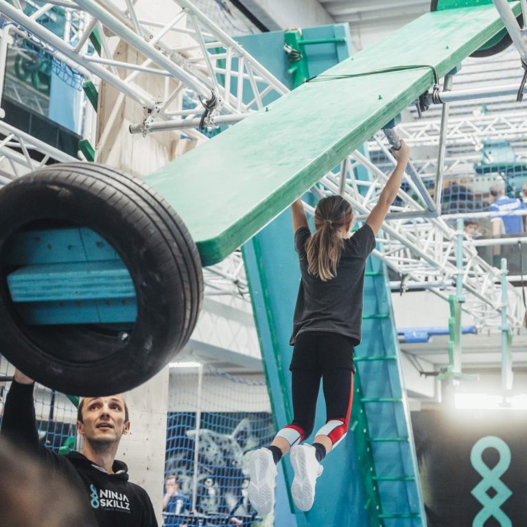 Hangeln am Balken bei Ninja Skillz
